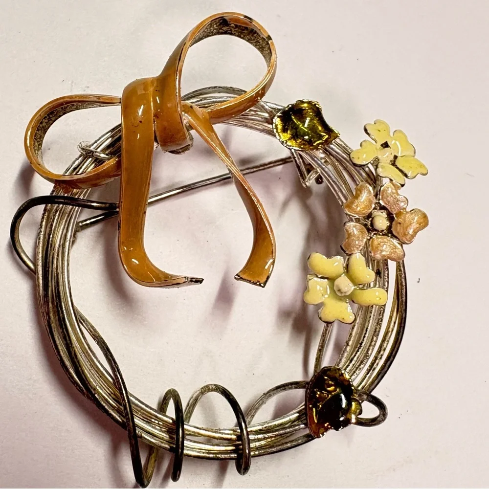 Mid century Gold tone Floral wired Brooch
